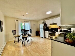 4 Erick Rd in Mansfield, MA - Foto de edificio - Building Photo