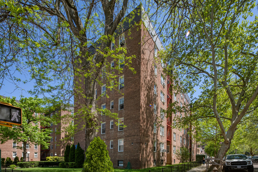 65-15 Yellowstone Blvd in Forest Hills, NY - Building Photo