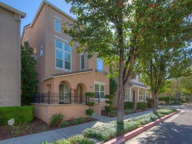 2168 Wellington Dr in Tracy, CA - Foto de edificio - Building Photo