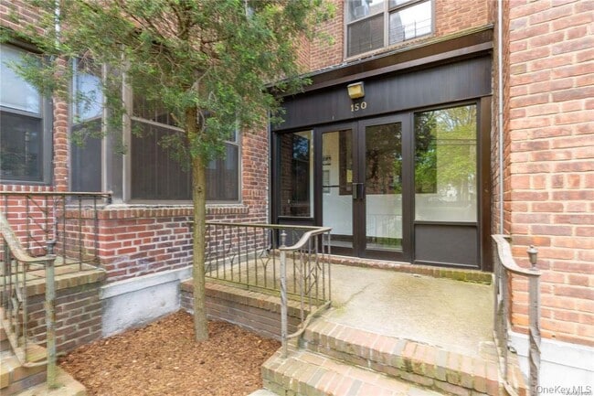 150 S Middle Neck Rd in Great Neck, NY - Building Photo - Building Photo