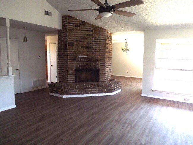 9502 Woodland Hills in San Antonio, TX - Building Photo - Building Photo