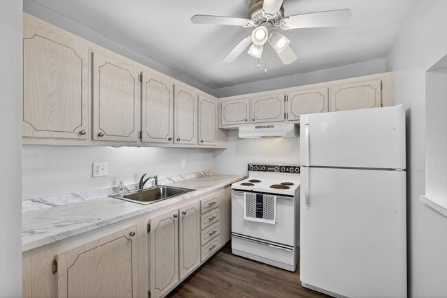 700 Village Green Ct in Palm Springs, FL - Building Photo - Building Photo