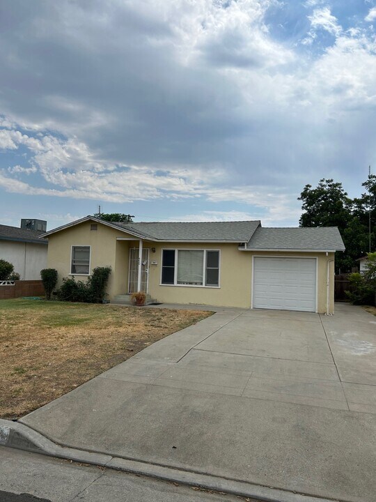 450 S Santa Clara St in Tulare, CA - Building Photo
