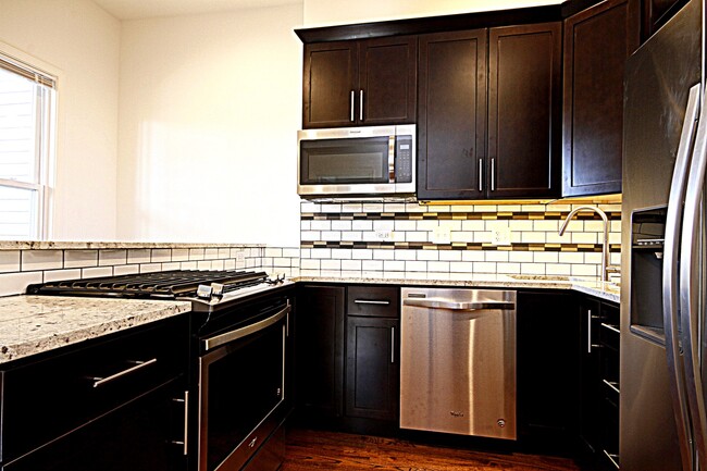 2333 W Montana St in Chicago, IL - Building Photo - Building Photo