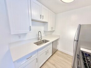 12745 Venice Blvd, Unit 201 in Los Angeles, CA - Building Photo - Building Photo