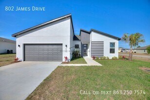802 James Dr in Poinciana, FL - Building Photo