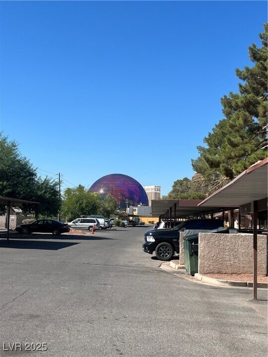 595 S Royal Crest Cir in Las Vegas, NV - Building Photo