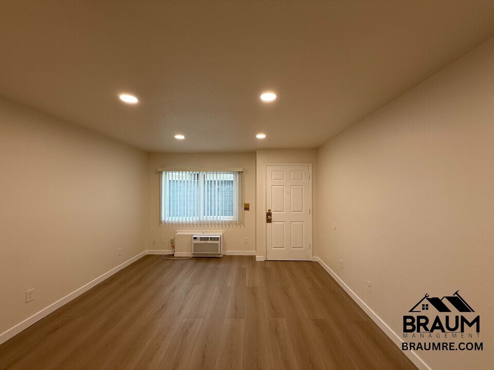 5245 Riverton Ave in Los Angeles, CA - Building Photo