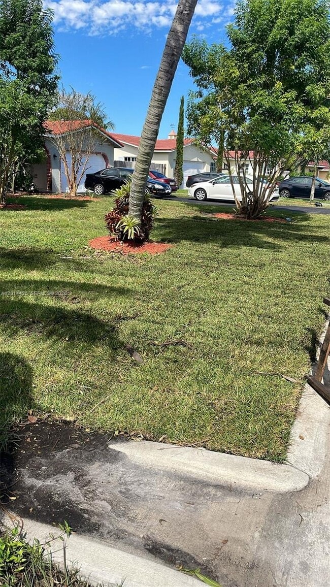 4324 NW 76th Ave in Coral Springs, FL - Foto de edificio - Building Photo