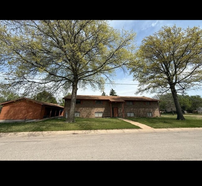 1504 N Washington Ave, Unit Unit 1 in Wellington, KS - Foto de edificio - Building Photo