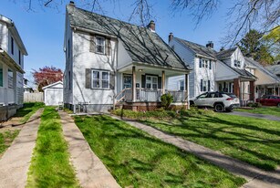 1617 Cloverleaf St in Bethlehem, PA - Building Photo