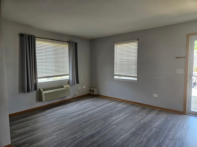 1401 Silverstone Dr in Carpentersville, IL - Building Photo - Building Photo