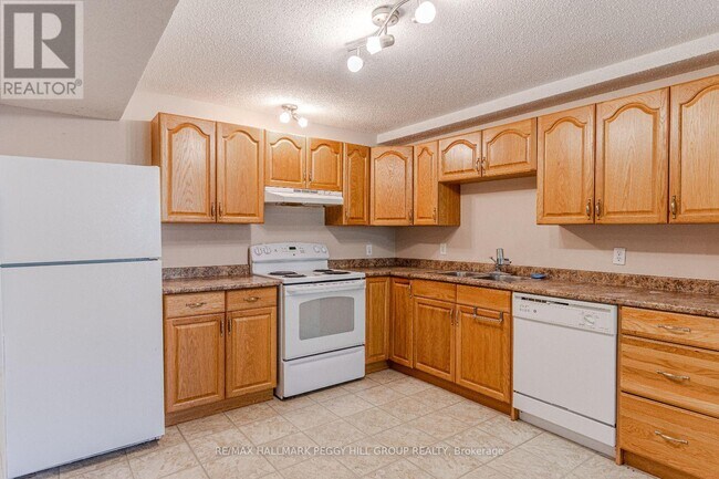 2 Osprey Ridge Rd in Barrie, ON - Building Photo - Building Photo