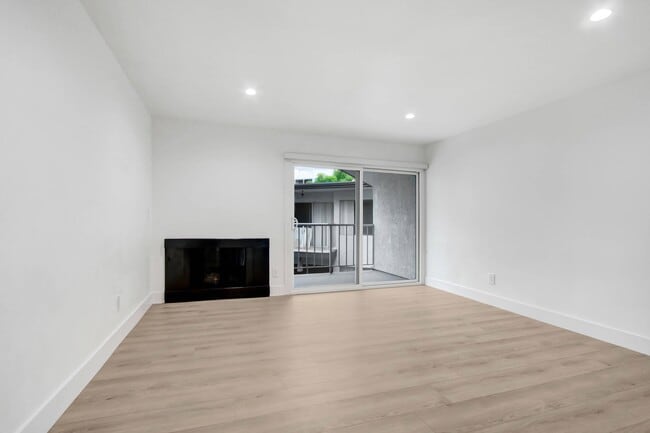 8430 De Longpre in West Hollywood, CA - Building Photo - Building Photo