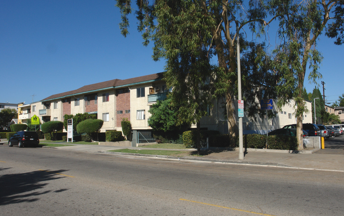 14623 Sylvan St in Van Nuys, CA - Building Photo