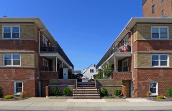 319 E Broadway in Long Beach, NY - Foto de edificio - Building Photo