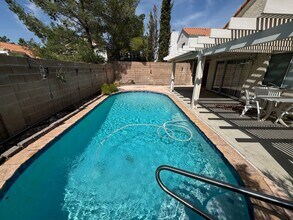 10041 Dove Ridge Dr in Las Vegas, NV - Building Photo - Building Photo