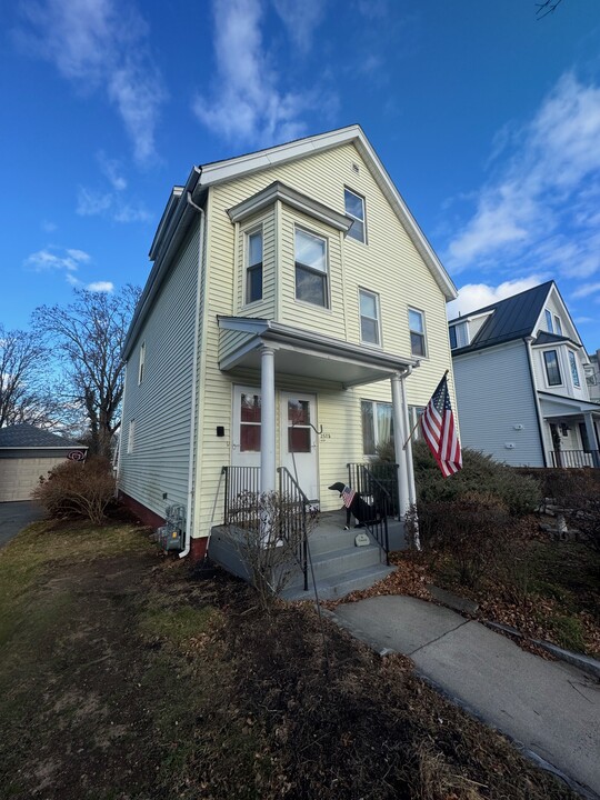 2575 Massachusetts Ave, Unit 2 in Cambridge, MA - Foto de edificio