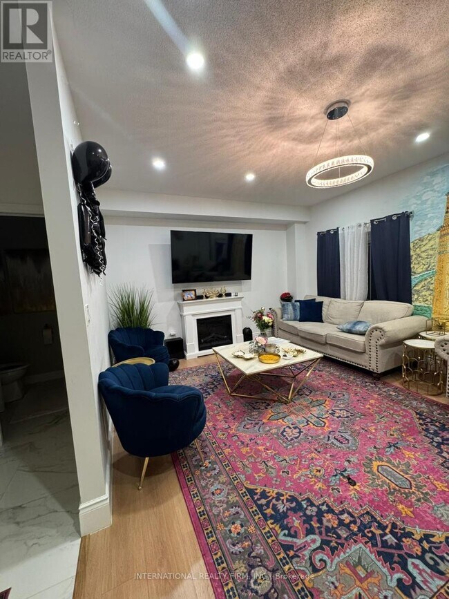 12 Waterstone Way in Whitby, ON - Building Photo - Building Photo