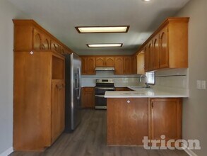 1920 Fairground Dr in Pleasant Hill, MO - Foto de edificio - Building Photo