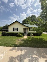 223 W Jefferson St in Palmer, TX - Building Photo
