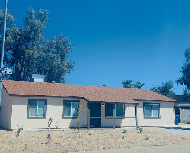 4016 E Eugie Ave in Phoenix, AZ - Building Photo - Building Photo