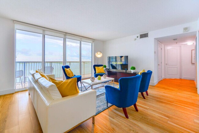1200 Brickell Bay Dr in Miami, FL - Building Photo - Building Photo