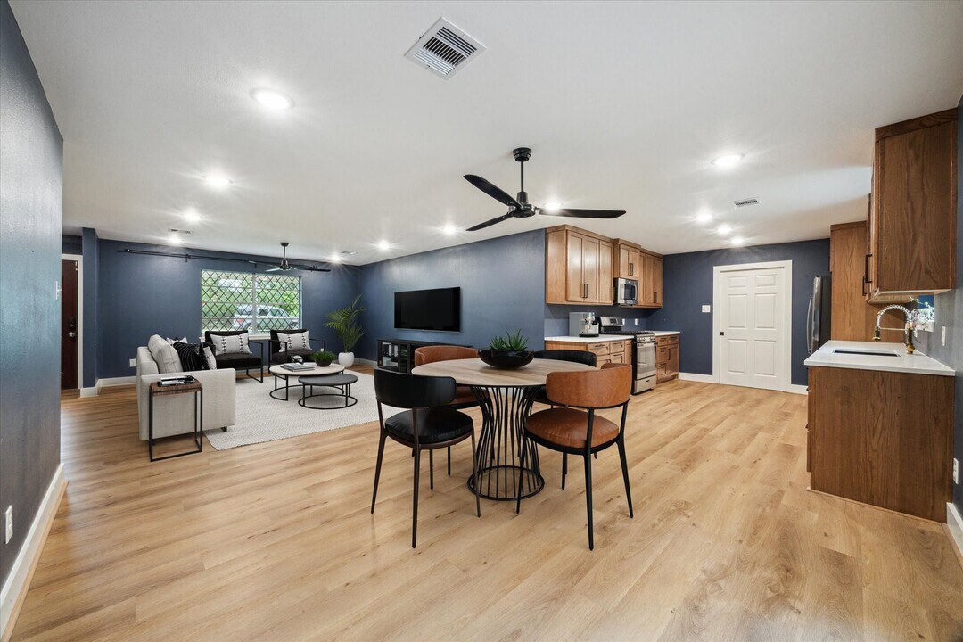 1627 Crestdale Dr in Houston, TX - Building Photo