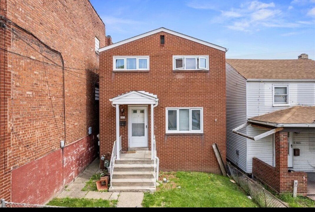 803 7th St in Mckees Rocks, PA - Building Photo