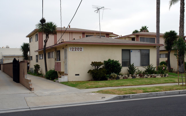 12202 Grevillea Ave in Hawthorne, CA - Building Photo - Building Photo