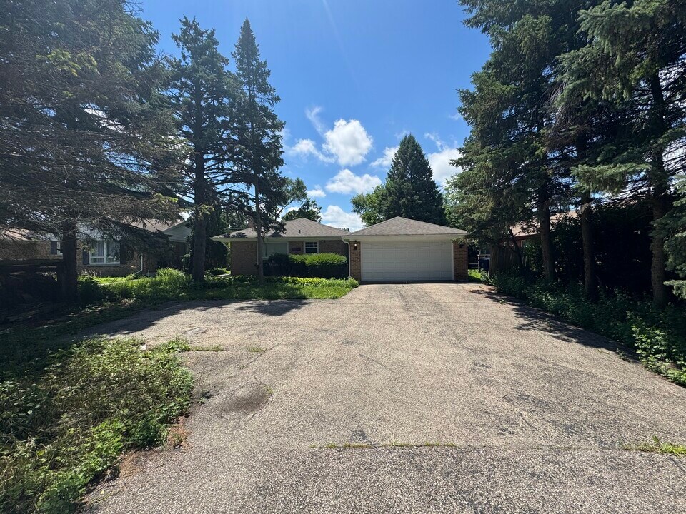 1727 Dundee Rd in Northbrook, IL - Building Photo