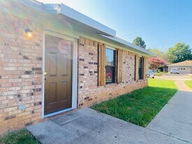 206 Fuller St in Jacksonville, TX - Building Photo