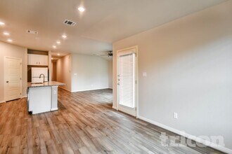 13523 Emerson Wy in Saint Hedwig, TX - Foto de edificio - Building Photo