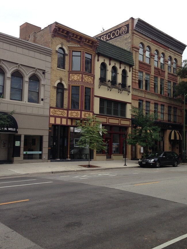 706 N Wells St, Unit 2nd floor