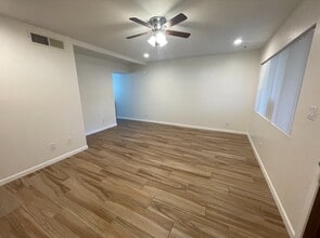 749 E Montebello Ave, Unit 130 in Phoenix, AZ - Foto de edificio - Building Photo