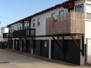 4851 Brighton Ave in San Diego, CA - Foto de edificio - Building Photo