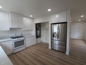 613 Illinois Ct, Unit 2 in El Segundo, CA - Foto de edificio - Building Photo