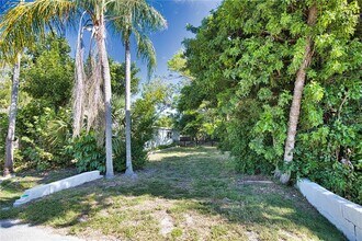 650 Edwards St in Englewood, FL - Building Photo - Building Photo