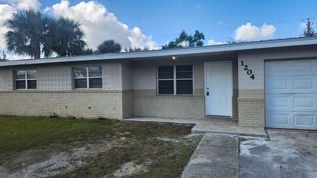 1204 Imperial Dr in Daytona Beach, FL - Building Photo - Building Photo
