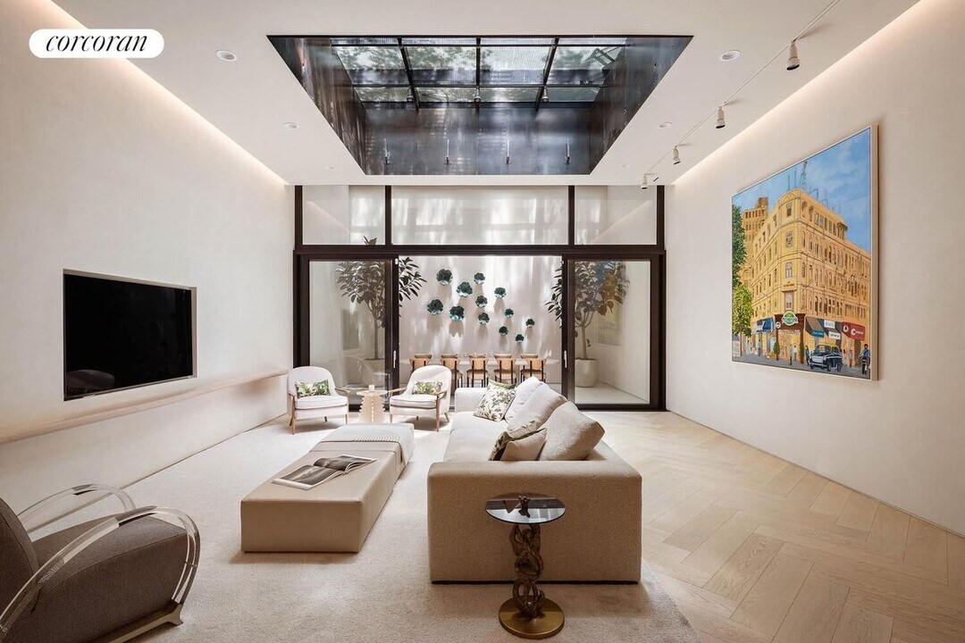 13 Leroy St in New York, NY - Building Photo