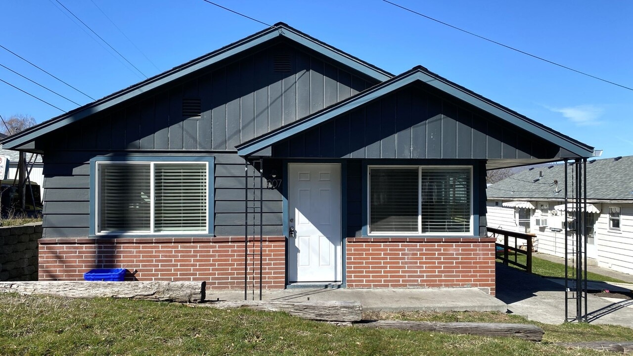 1307 Trevitt St in The Dalles, OR - Building Photo
