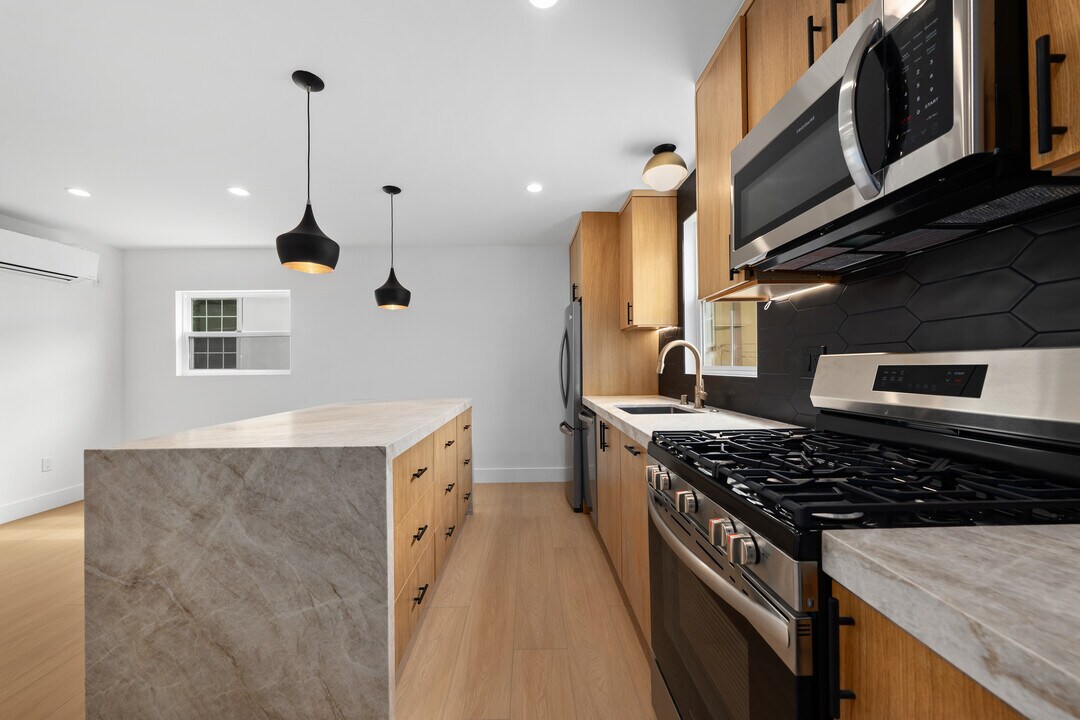5240 W Olympic Blvd, Unit 5240 in Los Angeles, CA - Building Photo