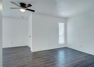 307 Lone Oak Cir in Euless, TX - Building Photo - Building Photo