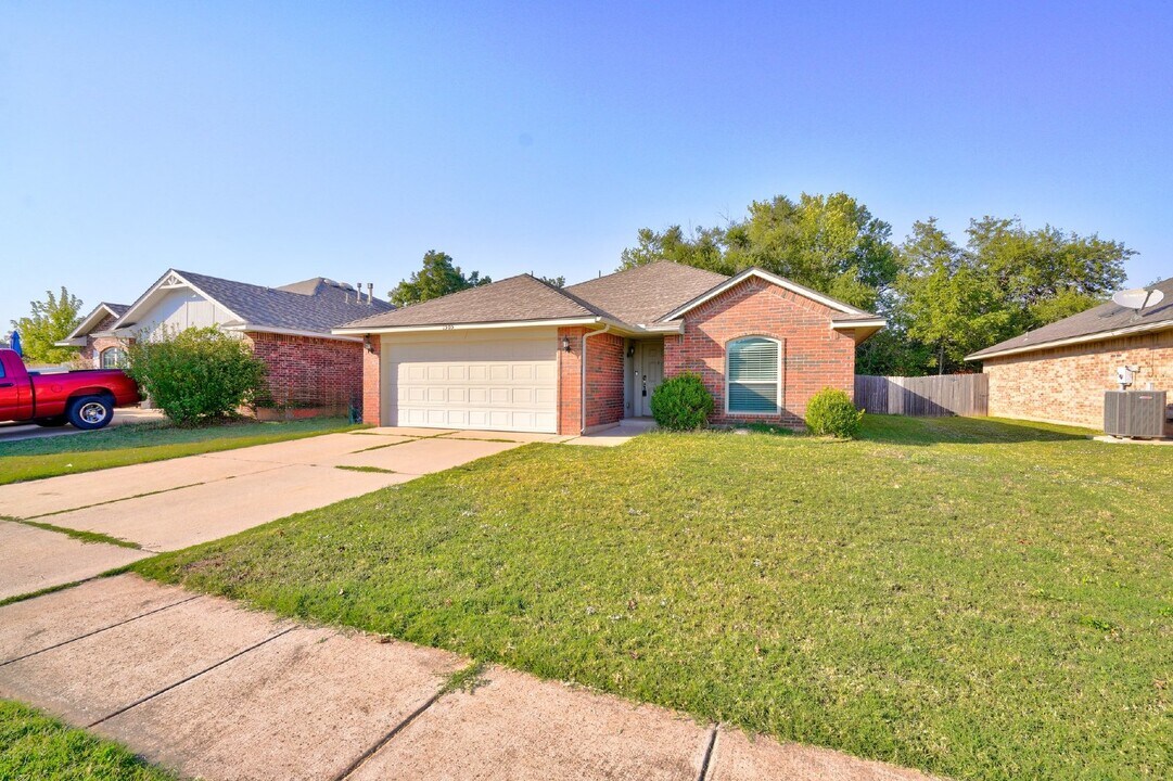 1505 Rangeline Rd in Norman, OK - Building Photo