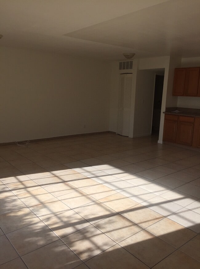 11336 Martha St, Unit #5 in North Hollywood, CA - Foto de edificio - Building Photo