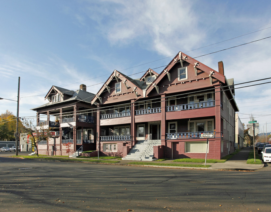 1711-1725 SE 12th Ave in Portland, OR - Building Photo