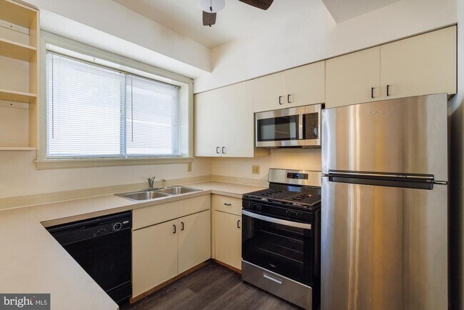 2331 N 58th St in Philadelphia, PA - Building Photo - Building Photo