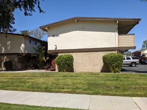 Alma Street Apartments in Palo Alto, CA - Building Photo - Building Photo