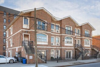 3810 Shore Pky in Brooklyn, NY - Foto de edificio - Building Photo