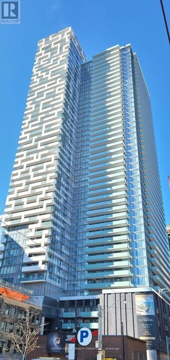 25-1925 Richmond St E in Toronto, ON - Building Photo